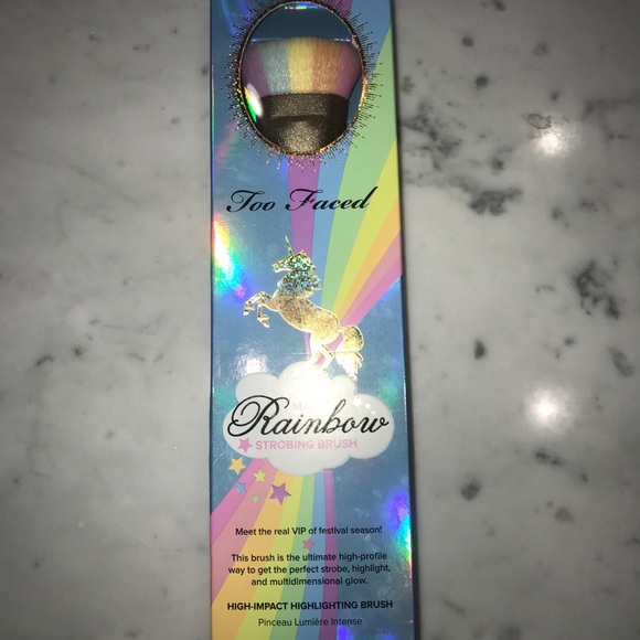 Too Faced Magic Rainbow Strobing Brush - Picture 6 of 8